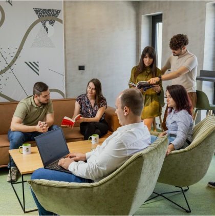 Miembros del equipo de Language Bear conversando en la zona lounge, con el cliente siempre en el centro.