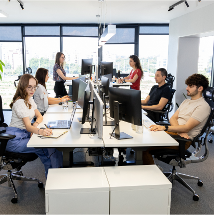 El equipo de Language Bear trabajando en sus escritorios en una oficina diáfana, moderna y luminosa.