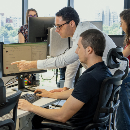 Ein Projektmanager von Language Bear bespricht mit einem Teammitglied einen Auftrag am Bildschirm.