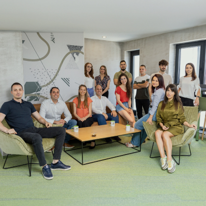 Das gesamte Language-Bear-Team versammelt im modernen Lounge-Bereich des Büros.