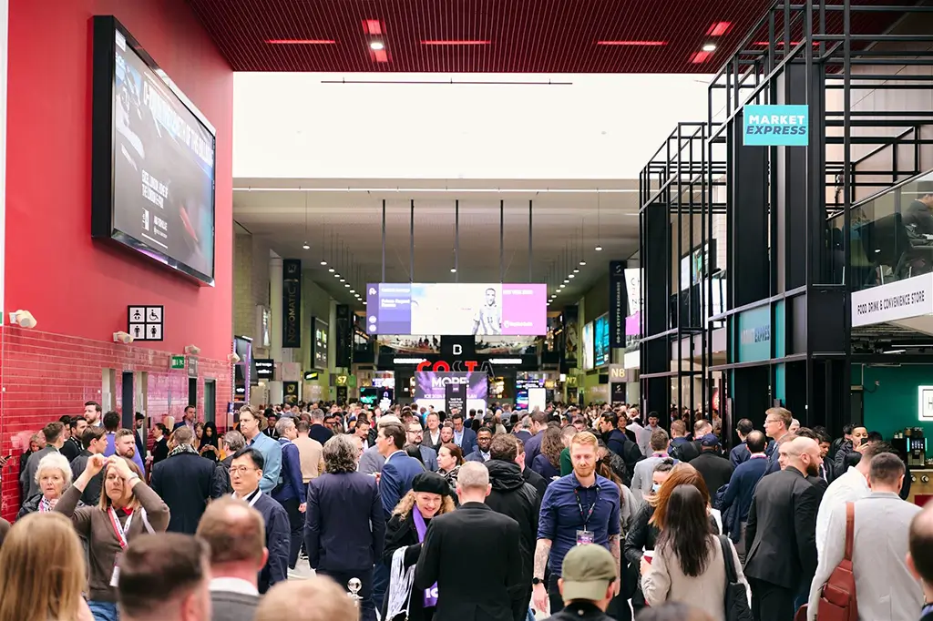 Crowds of attendees filling the concourse between screens and stands at iGB Affiliate London 2020.